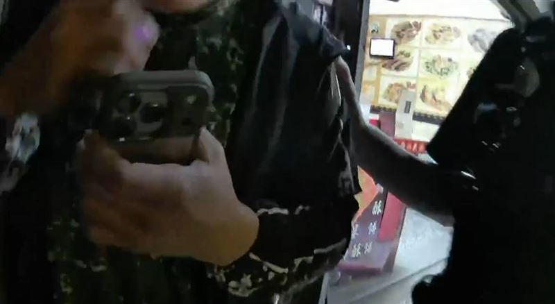 郭姓男子身揹「六條通」見警局盤查計程車違規,心虛露餡,慌忙逃跑。(圖/翻攝畫面)