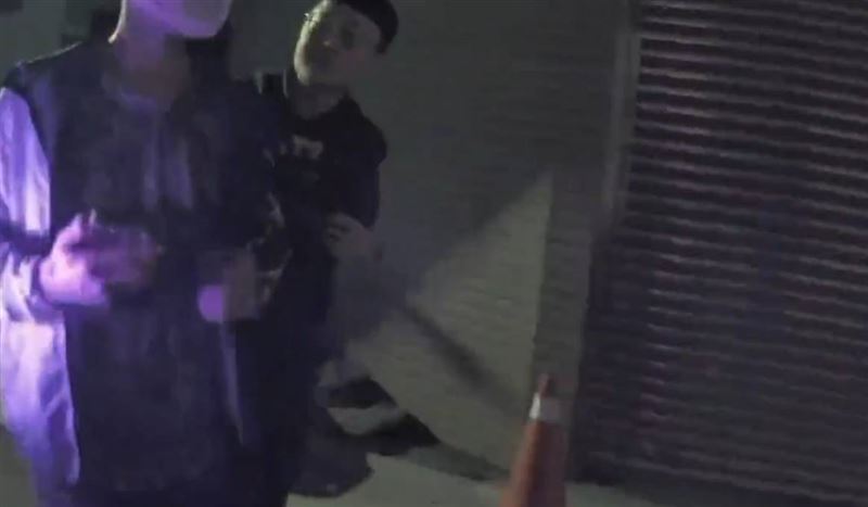 通緝犯見到員警神情緊張,拒絕配合盤查,轉身衝到馬路車陣中,最後因腿軟跌倒被逮。(圖/翻攝畫面)