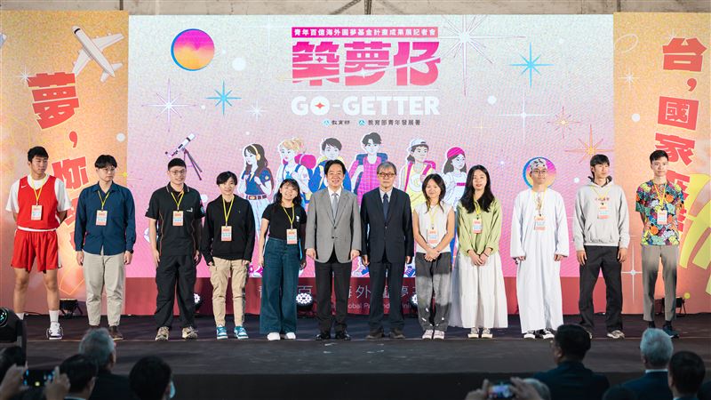 青年圓夢成果豐碩 賴清德逛展停不下來