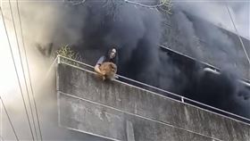 菲律賓大火，救2毛小孩（圖／翻攝自ｘ平台帳號@Dalbodog）