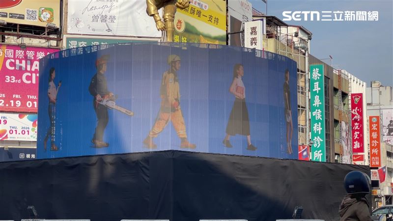 搭上環形LED裝置的七彩噴水圓環，是嘉義市城市博覽會互動展演之一