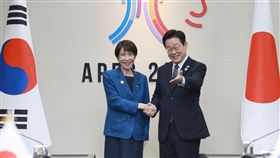 日本首相高市早苗與韓國總統李在明會談日本首相高市早苗（左）30日在亞太經濟合作會議（APEC）峰會首次與韓國總統李在明（右）舉行會談，高市表示希望充分運用「穿梭外交」保持溝通。（APEC 2025 KOREA-Yonhap News提供）中央社記者廖禹揚釜山傳真　114年10月30日