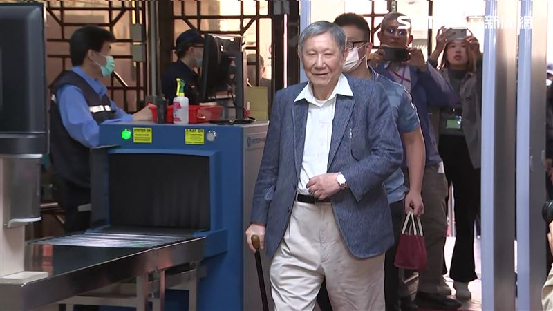 沈慶京身體看起來恢復良好,這次沒有坐輪椅,而是改使用拐杖輔助、自己步入法院