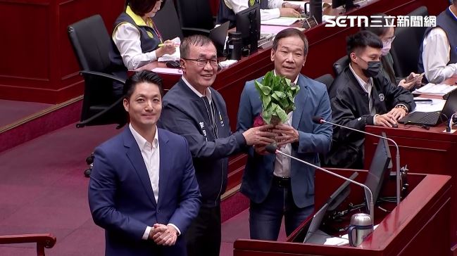 鍾小平希望李四川能跟大力水手一樣，吃了菠菜後打敗大海盜，在新北有一番作為。（圖／翻攝畫面）