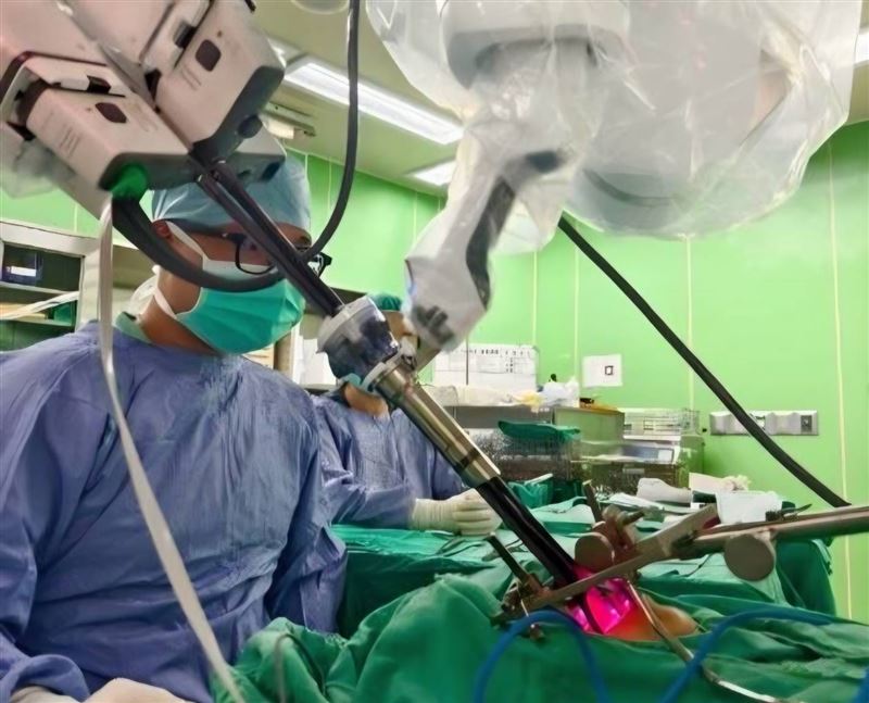 林口長庚採用「單孔達文西內外複合喉保留手術」 助罕咽喉小唾腺癌 病人抗癌不失聲。（圖／長庚醫院提供）