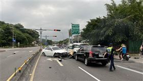 木柵路四段車禍，26歲鄭姓男子駕駛賓士車超速撞上正在等紅燈的3輛轎車釀1死。（圖／翻攝畫面）