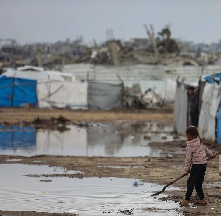 風暴拜倫帶來暴雨,使得加薩的難民營積水成災,洪水過後,留下滿片泥濘。(圖/翻攝自X平台 @PalPress24)