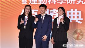 114年國光體育獎章暨運動科學研究獎勵頒獎典禮，運動部長李洋頒獎給拳擊女將黃筱雯、陳念琴。（圖／記者劉彥池攝影）