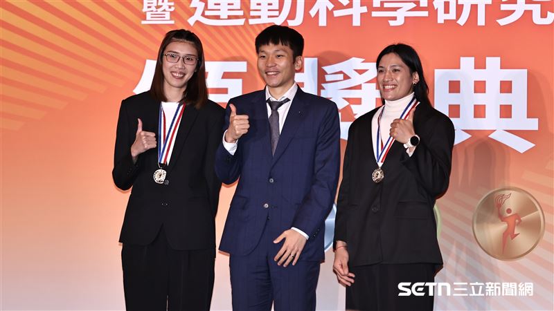 114年國光體育獎章暨運動科學研究獎勵頒獎典禮,運動部長李洋頒獎給拳擊女將黃筱雯、陳念琴。(圖/記者劉彥池攝影)