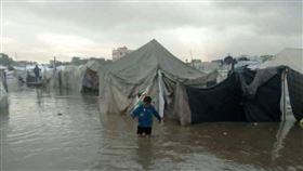 加薩暴雨來襲，難民營水淹及膝。（圖／翻攝自X平台 @AnasAlSharif0）