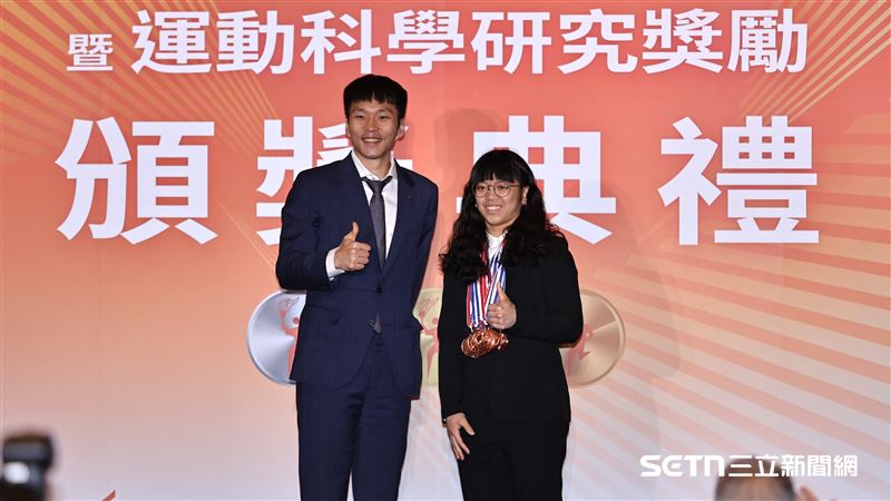 114年國光體育獎章暨運動科學研究獎勵頒獎典禮,運動部長李洋頒獎給舉重女將陳冠伶。(圖/記者劉彥池攝影)