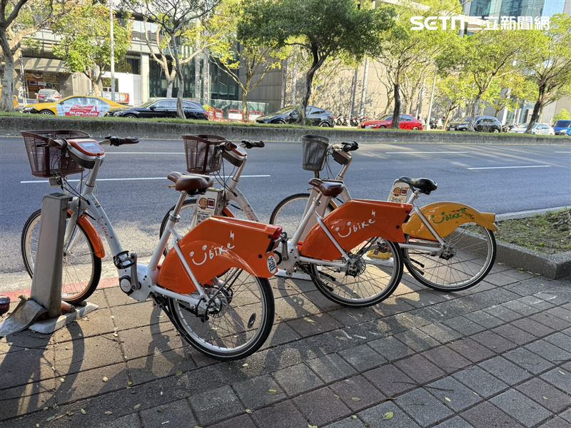 尖峰時刻捷運站等熱門周邊站點,常出現「借不到車」、「還不了車」的窘境。(圖/記者李育道攝影)