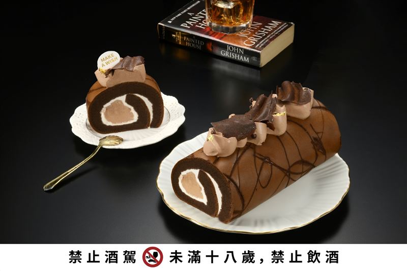 亞尼克華麗系「威士忌巧克力生乳捲」亮相,首款大人微醺風味,用生乳捲乾杯,售價719元。(圖/品牌業者提供)
