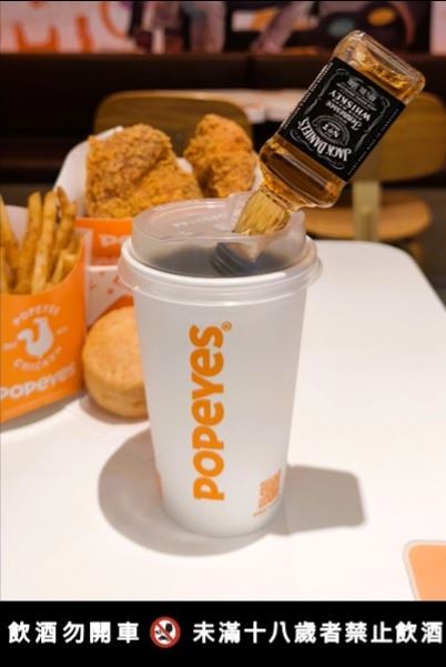 Popeyes把「吃炸雞」升級成「美式爽脆微醺派對」。(圖/品牌業者提供)