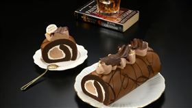 亞尼克華麗系「威士忌巧克力生乳捲」亮相，首款大人微醺風味，用生乳捲乾杯，售價719元。（圖／品牌業者提供）