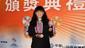 114年國光體育獎章暨運動科學研究獎勵頒獎典禮，舉重女將陳冠伶獲得12面國光獎章。（圖／記者劉彥池攝影）