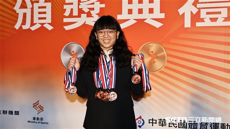 李洋驚呆!舉重陳冠伶狂掃12面國光獎章