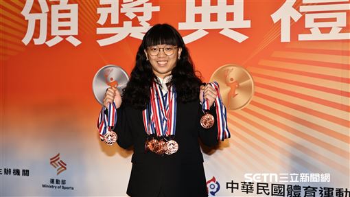 李洋驚呆！舉重陳冠伶狂掃12面國光獎章