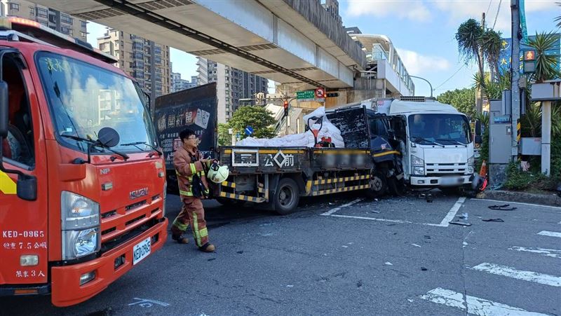 新北市淡水區淡金路與北新路口,發生一起車禍事故。(圖/翻攝畫面)