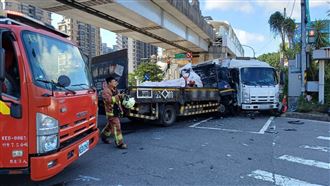 淡水小貨車疑闖紅燈左轉！遭追撞釀3人傷
