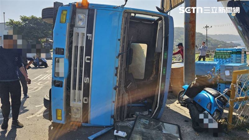 屏東縣琉球鄉今天(11日)上午驚傳嚴重翻車案。(圖/翻攝畫面)