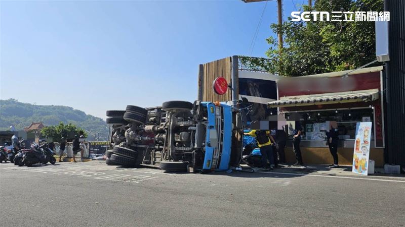 33歲李姓男子駕駛水泥預拌車,疑煞車失靈,車輛失控翻覆,整輛車隨慣性暴衝,波及2輛機車、1輛電動車。(圖/翻攝畫面)