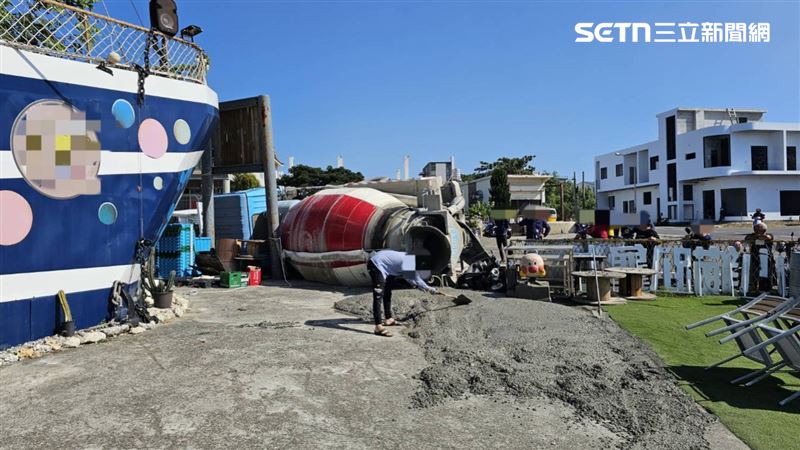 事故發生後,水泥車裝載的水泥也溢滿地。(圖/翻攝畫面)