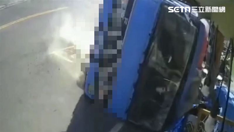 離譜畫面曝!水泥車特攻暴衝…3機車遭殃