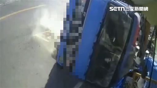 離譜畫面曝！水泥車特攻暴衝…3機車遭殃