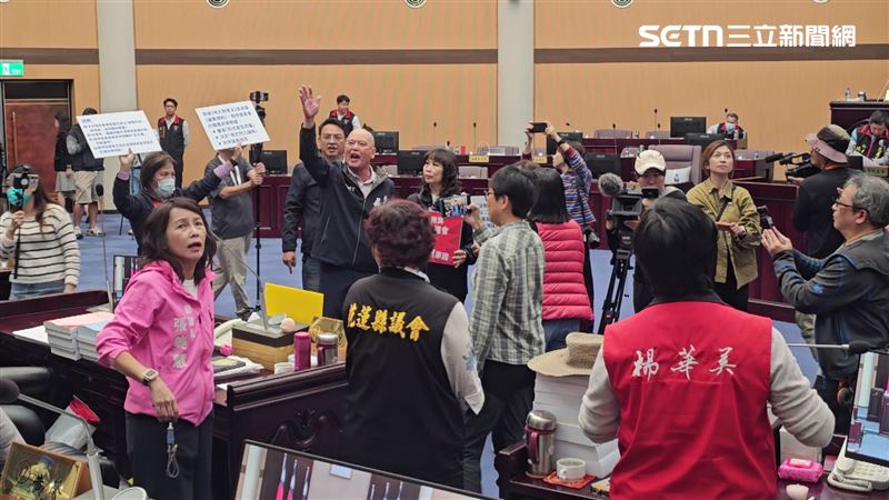 花蓮縣議場內為了災後預算編列也吵成一團