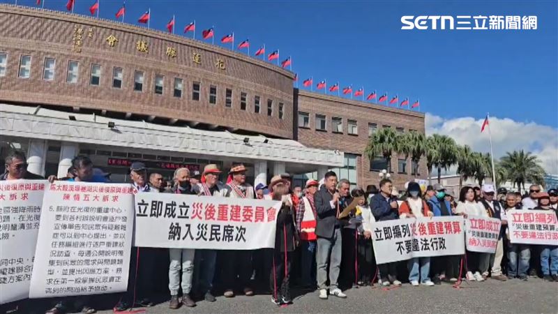 花蓮縣府明年度總預算「未明確編列災後重建經費」,光復災民11日一早到縣議會與縣政府前陳情抗議