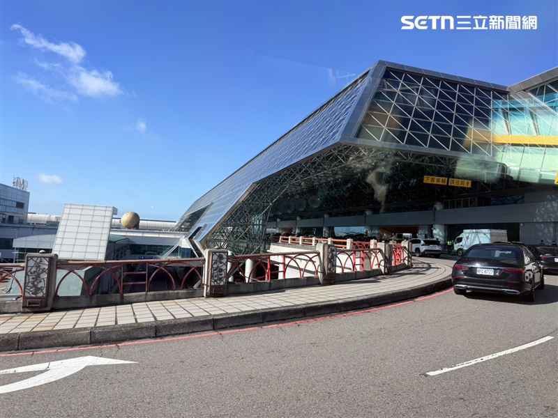 桃園國際機場出入境旅運量攀升，航廈周邊道路空間有限，違規臨時停車情形時常出現，影響交通秩序與接送動線。（圖／記者李育道攝影）