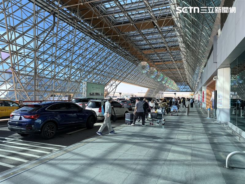 桃園機場規劃即日起，第一與第二航廈接送區進入為期3個月的宣導期，啟用科技執法系統監控車輛臨停時間，若超過3分鐘即視為違規。4月1日起正式開罰。（圖／記者李育道攝影）