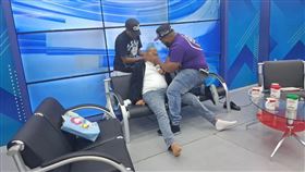 馬里奧・烏雷尼亞（Mario Ureña）在錄影過程中突然倒下。（圖／翻攝自X平台 @SIN24Horas）