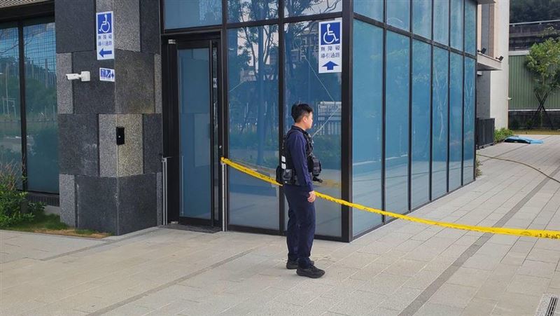 21歲的廖姓男裝潢工人,疑似不慎失足墜樓,詳情還要再釐清。(圖/翻攝畫面)