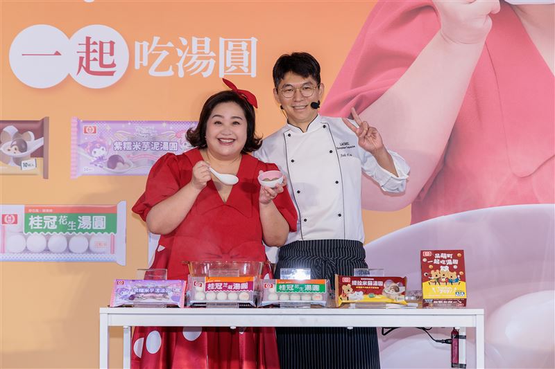 桂冠品牌大使鍾欣凌拜師&行政主廚許智勇現學湯圓煮法。(圖/品牌業者提供)
