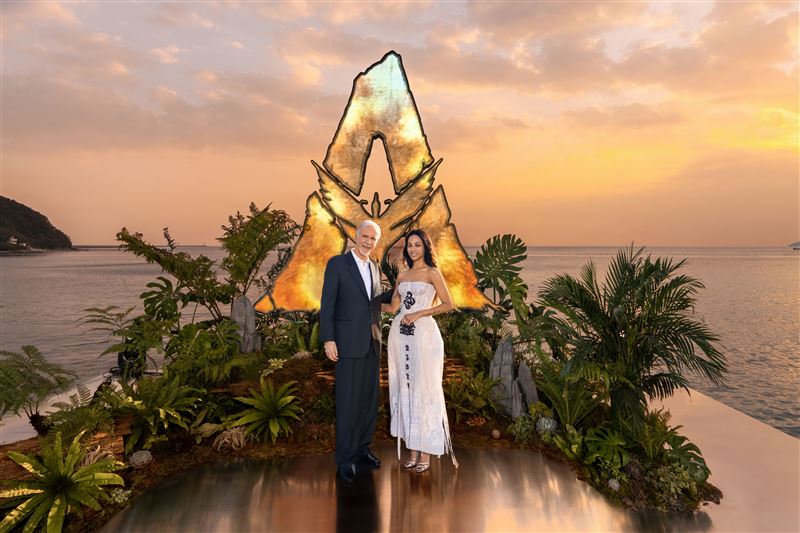 《阿凡達:火與燼》導演詹姆斯卡麥隆、柔伊莎達娜。(圖/二十世紀影業提供)