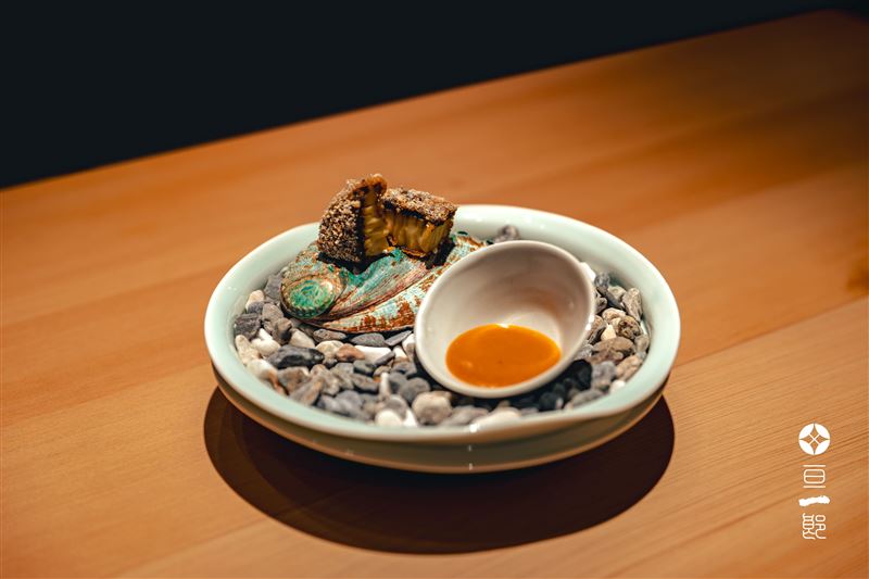 炸物選用冬季風味最佳的台灣九孔鮑,先蒸後炸使鮑魚柔軟中帶微酥,以蒸製海膽醬增添風味深度,呈現「擇優在地」的冬季旬味。(圖/品牌業者提供)