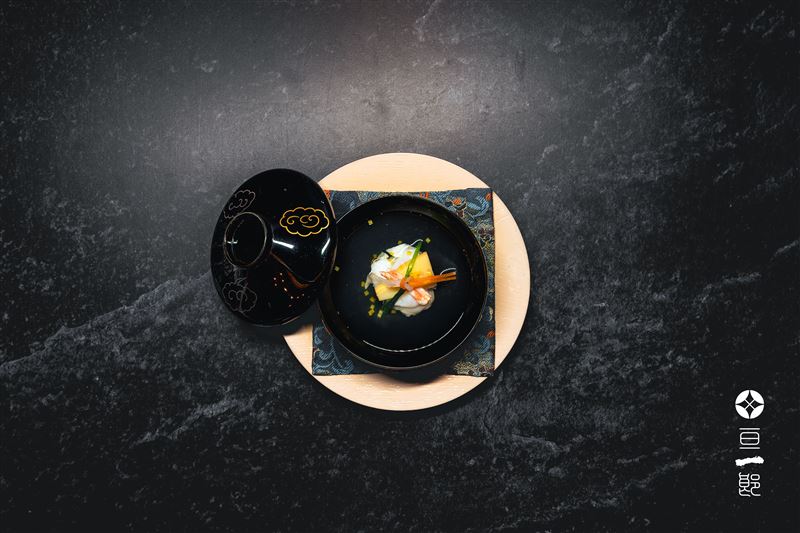 椀物以伊勢龍蝦為主軸,搭配金時人參、白蘿蔔與象徵共生長久的「相生結」,呈現日本正月的紅白祝福意象,將祈念寄於暖湯之中。(圖/品牌業者提供)