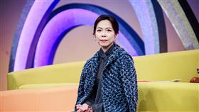 曾心梅擔任節目評審點評左右為難審。(圖／中視提供)