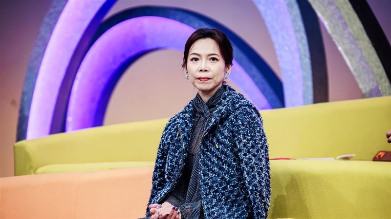 曾心梅擔任節目評審點評左右為難審。(圖/中視提供)