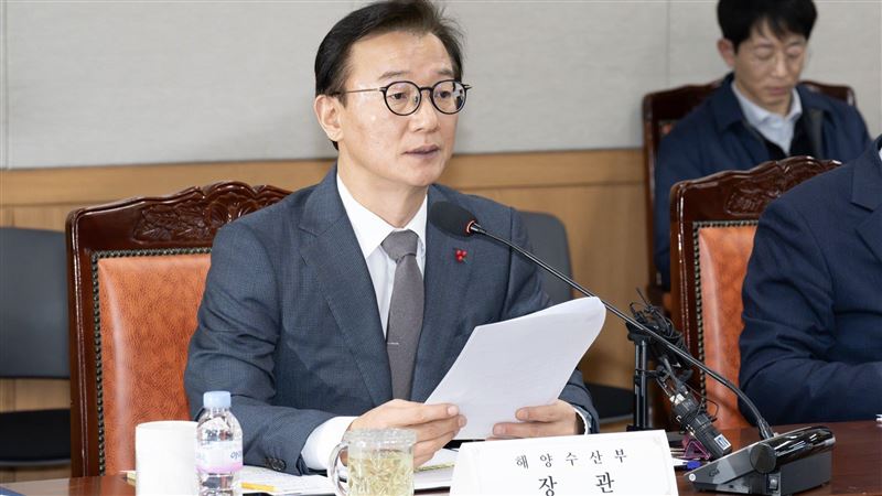 南韓海洋水產部長田載秀主動請辭下台,並強調自己沒有收受任何不法賄賂。(圖/翻攝自X平台 @gazefor)