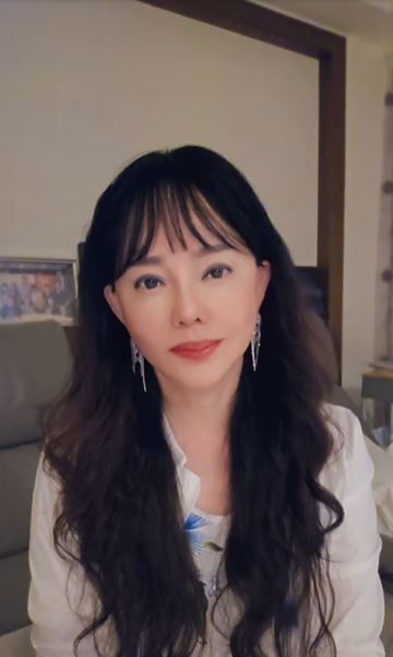 狄鶯在家唱歌仔戲。(圖/翻攝自狄鶯臉書)