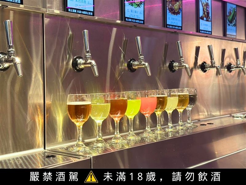 肉之間大盤肉幸福鍋物3間店同步升級「潮酒牆無限暢飲」。(圖/馬辣集團提供)