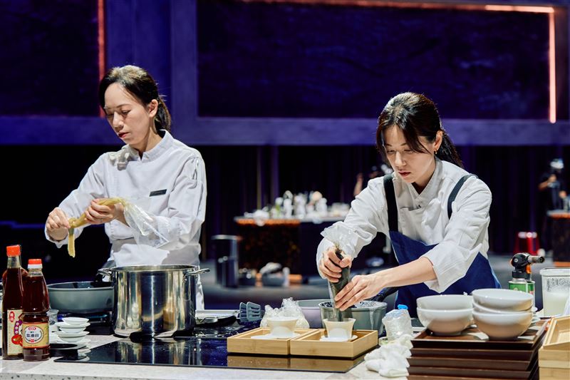 林予晞(右)跟主廚搭檔。(圖/三立提供)