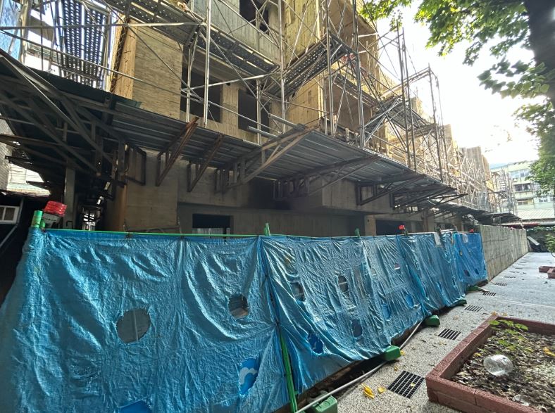 大安文樺的部分結構施工不良,有漏水問題。(圖/翻攝自台灣金服官網)