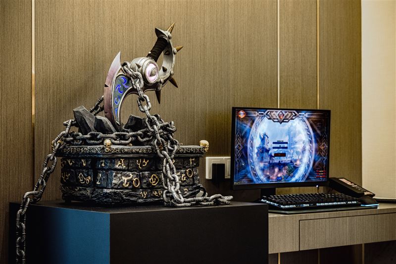 聯名主題房邀知名電腦改裝職人Mark’s Fabrication打造全球唯一《魔獸世界》薩拉塔斯.黑暗帝國主機。(圖/飯店旅宿業者提供)