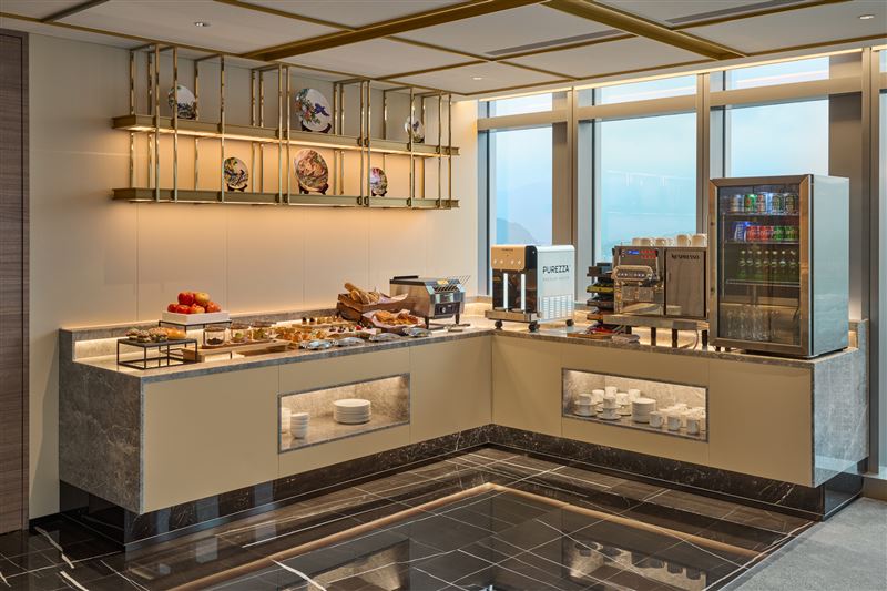 入住《魔獸世界》聯名主題套房的玩家尊享貴賓軒行政酒廊禮遇及Happy Hour暢飲時光。(圖/飯店旅宿業者提供)