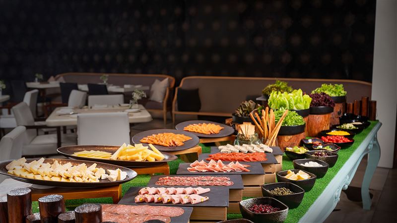 文華Café「平日午間饗.吃.吧」活力健康沙拉吧選用於室內生產的高品質水耕蔬菜與一系列精選開胃的冷肉盤。(圖/飯店旅宿業者提供)