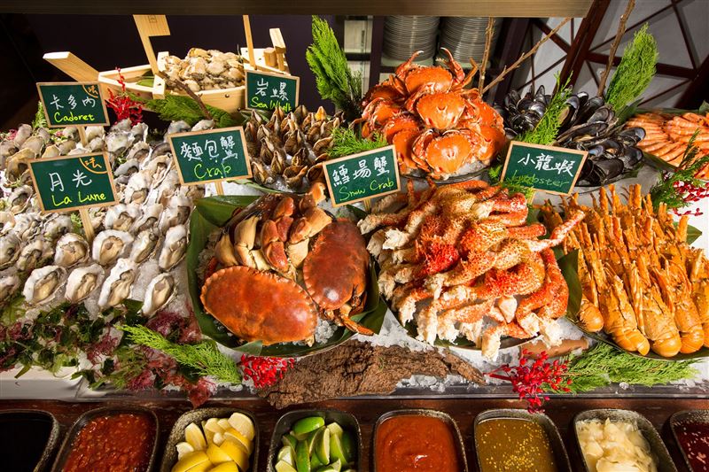 文華Café「週末午間鮮.吃.吧」海鮮餐檯暢快享用多款嚴選季節海鮮。(圖/飯店旅宿業者提供)